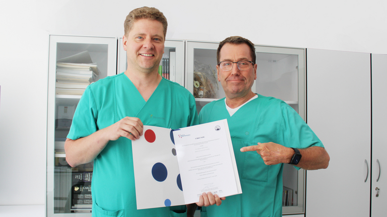 Erfolgreich habilitiert: Oberarzt der Kardiologie im Immanuel Klinikum Bernau PD Dr. Martin Seifert (li.) mit Kardiologie-Chefarzt Prof. Dr. Christian Butter Erfolgreich habilitiert: Oberarzt der Kardiologie im Immanuel Klinikum Bernau PD Dr. Martin Seifert (li.) mit Kardiologie-Chefarzt Prof. Dr. Christian Butter