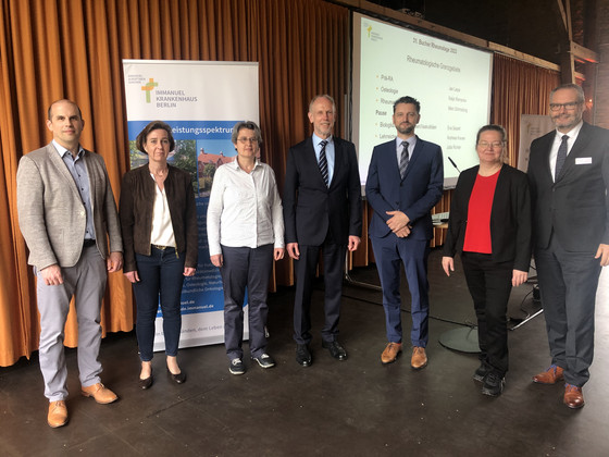 Gruppe von Referenten und der Geschäftsführer Roy J. Noack stehen im Halbkreis nebeneinander, Veranstaltung für Ärztinnen und Ärzte sowie Interessierte, Immanuel Krankenhaus Berlin, Rheumatage, Rheumatologie, Klinische Immunologie und Osteologie Gruppe von Referenten und der Geschäftsführer Roy J. Noack stehen im Halbkreis nebeneinander, Veranstaltung für Ärztinnen und Ärzte sowie Interessierte, Immanuel Krankenhaus Berlin, Rheumatage, Rheumatologie, Klinische Immunologie und Osteologie