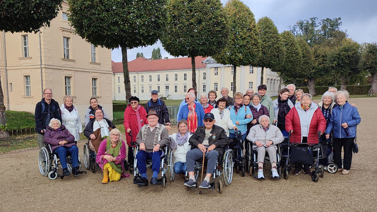 Gruppenfoto von Reisegruppe in Rheinsberg - Immanuel Haus am Kalksee Gruppenfoto von Reisegruppe in Rheinsberg - Immanuel Haus am Kalksee
