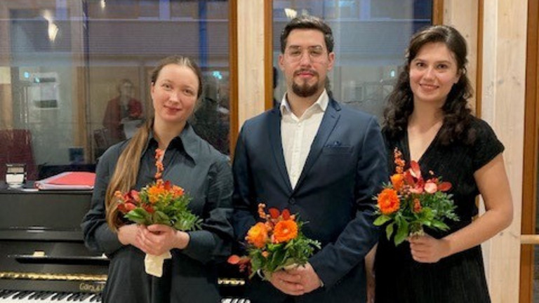 Daria Podushko, Laurence Kalaidjian, und Yekaterina Badeso stehen mit Blumen vorm Klavier, Live-Musik im Hospiz, Konzert für Hospiz-Gäste, Diakonie Hospiz Norderstedt Daria Podushko, Laurence Kalaidjian, und Yekaterina Badeso stehen mit Blumen vorm Klavier, Live-Musik im Hospiz, Konzert für Hospiz-Gäste, Diakonie Hospiz Norderstedt