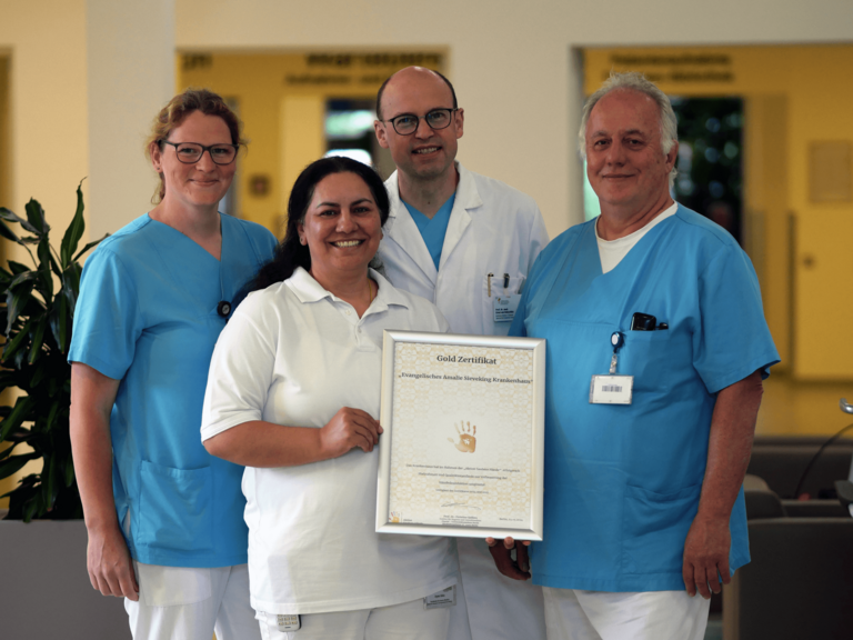 Tina Köpke, Ayse Uslu, Prof. Dr. Ernst von Dobschütz und Jörn Schomacker mit dem Gold-Zerftifikat für hevorragende Handhygiene der Aktion Saubere Hände