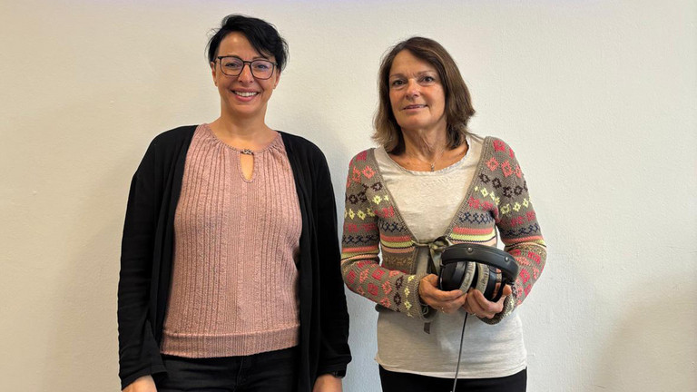 Katja Krusche, Pflegedienstleiterin und stellvertretende Leiterin des Diakonie Hospiz Wannsee mit Moderatorin Julia Nogli Katja Krusche, Pflegedienstleiterin und stellvertretende Leiterin des Diakonie Hospiz Wannsee mit Moderatorin Julia Nogli