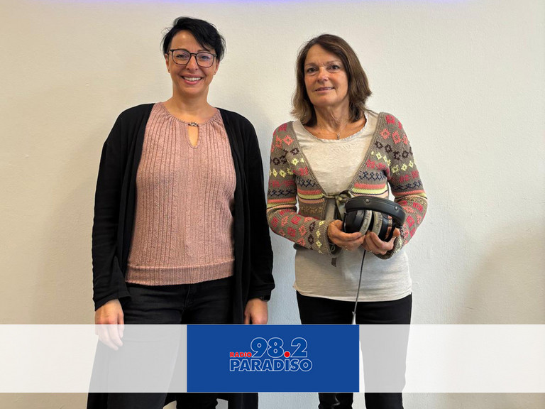 Katja Krusche, Pflegedienstleiterin und stellvertretende Leiterin des Diakonie Hospiz Wannsee mit Moderatorin Julia Nogli