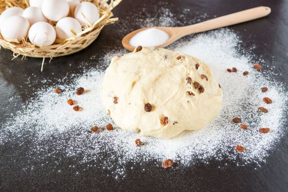 Teig für einen Hefezopf mit Rosinen, Schlemmer-Rezepte für besondere festliche Anlässe - Immanuel Albertinen kocht Teig für einen Hefezopf mit Rosinen, Schlemmer-Rezepte für besondere festliche Anlässe - Immanuel Albertinen kocht