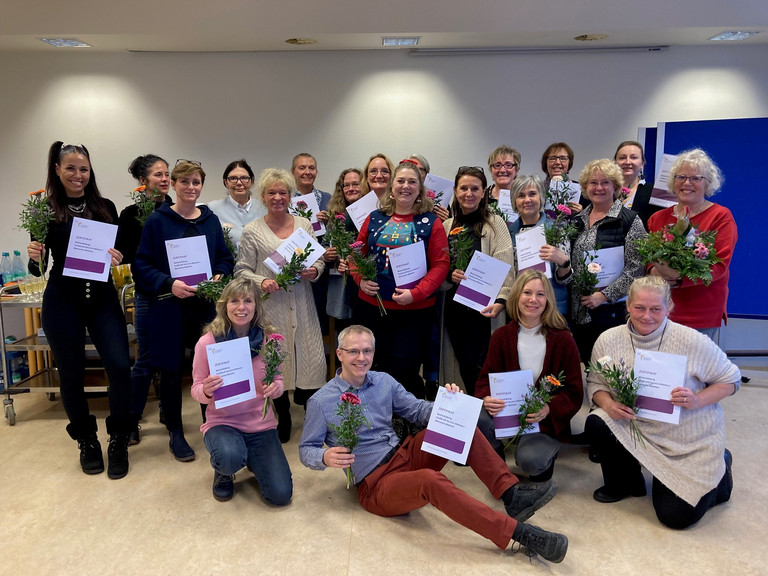 Gruppenfoto Abschluss Fachkraft Service Wohnen / Betreutes Wohnen in der Albertinen Akademie in Hamburg-Schnelsen
