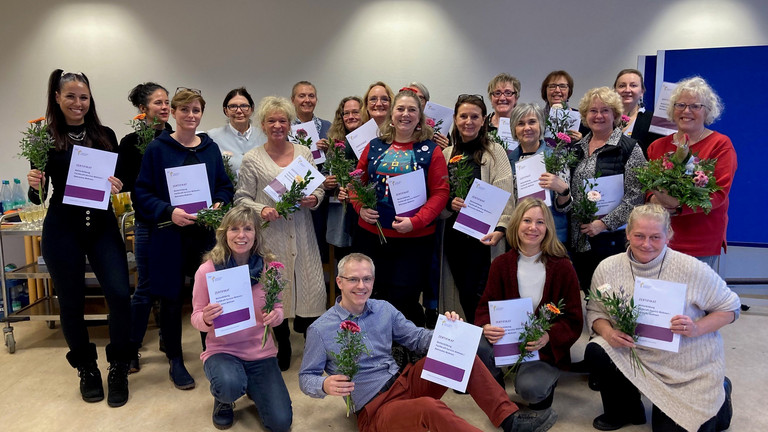 Gruppenfoto Abschluss Fachkraft Service Wohnen / Betreutes Wohnen, Fachweiterbildungen Pflege und betreutes Wohnen Hamburg, Albertinen Akademie Gruppenfoto Abschluss Fachkraft Service Wohnen / Betreutes Wohnen in der Albertinen Akademie in Hamburg-Schnelsen
