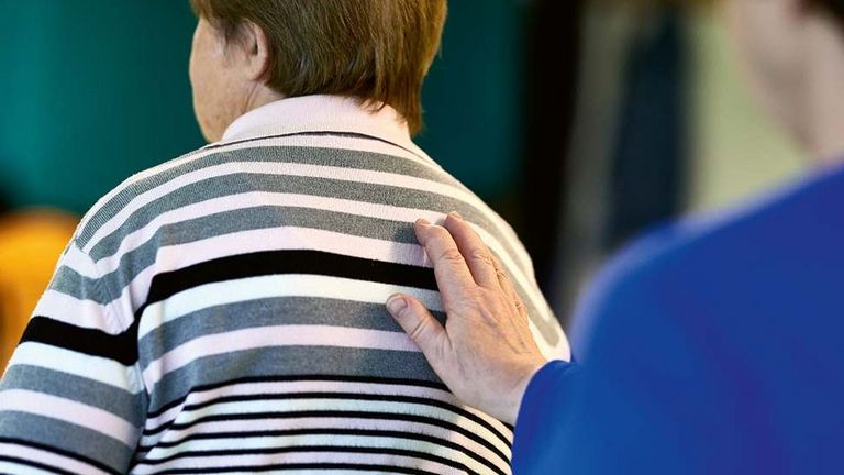 Die Hand einer Person berührt andere Person am Rücken - Zuversicht, Versöhnung, Vergeben am höchsten jüdischen Feiertag Jom Kippur Frau berührt eine Frau am Rücken - Zuversicht, Versöhnung, Vergeben am höchsten jüdischen Feiertag Jom Kippur