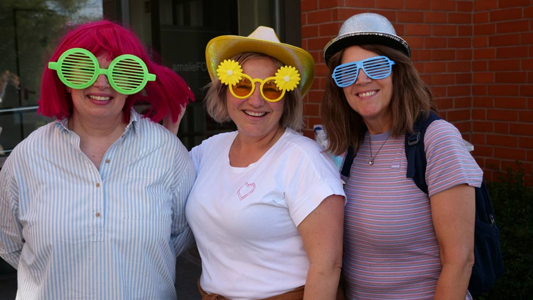 Mitarbeiterinnen mit Hüten und Sonnenbrillen auf dem Sommerfest Gesundheitscampus Volksdorf, Mitarbeitendenevents, Pflege und Medizin Hamburg und Umgebung, Amalie Sieveking Krankenhaus, Residenz am Wiesenkamp, Kita, Hamburg-Volksdorf Mitarbeiterinnen mit Hüten und Sonnenbrillen auf dem Sommerfest Gesundheitscampus Volksdorf in Hamburg-Volksdorf