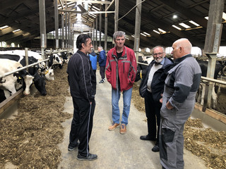 Mehrere Bewohner des Immanuel Haus Ecktannen sprechen mit einem Landwirt auf dessen Hof Mehrere Bewohner des Immanuel Haus Ecktannen sprechen mit einem Landwirt auf dessen Hof