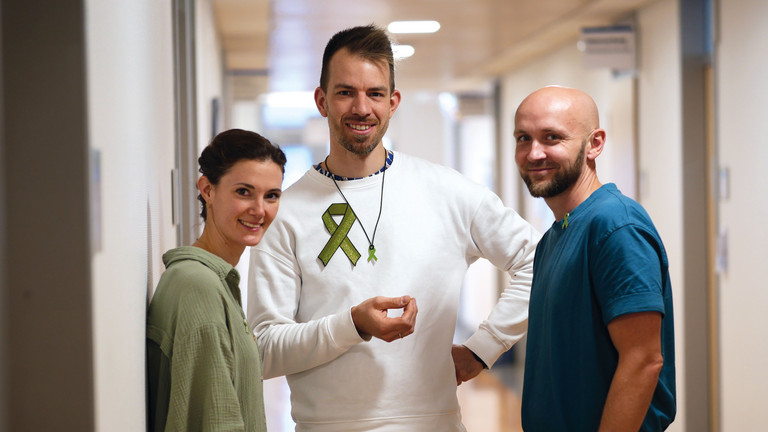 Das Team der Klinik für Psychiatrie und Psychotherapie im Albertinen Krankenhaus setzt mit der „Grünen Schleife“ ein Zeichen für Solidarität mit psychisch Erkrankten. Das Team der Klinik für Psychiatrie und Psychotherapie im Albertinen Krankenhaus setzt mit der „Grünen Schleife“ ein Zeichen für Solidarität mit psychisch Erkrankten.