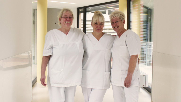 Gruppenbild Jubilarinnen Birgit Scholz, Leana Michera und Ute Kuboth, Pflegekräfte Immanuel Klinikum Bernau Herzzentrum Brandenburg, Dienstjubiläum, Pflege Berlin-Brandenburg Gruppenbild Jubilarinnen Birgit Scholz, Leana Michera und Ute Kuboth, Pflegekräfte im Immanuel Klinikum Bernau Herzzentrum Brandenburg