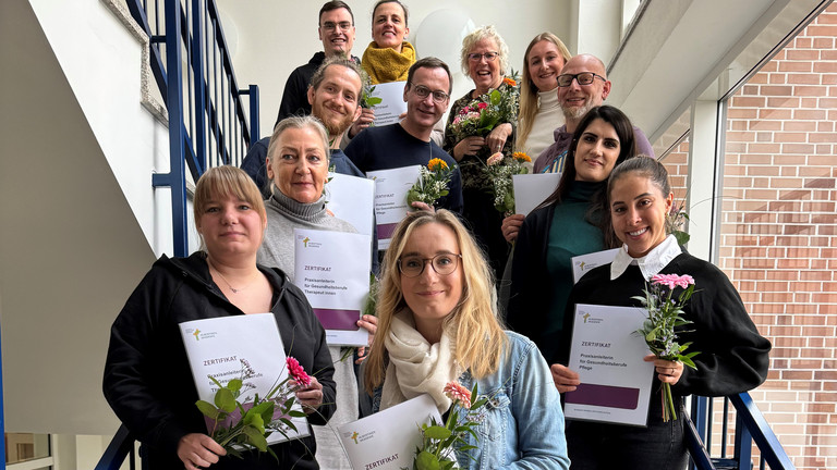 Absolventinnen und Absolventen Weiterbildung Praxisanleitung Gesundheitsberufe mit Zeugnissen & Blumensträußen, Fortbildung, Fachweiterbildung Gesundheitswesen Hamburg, Niedersachsen, Schleswig-Holstein, Mecklenburg-Vorpommern, Albertinen Akademie Absolventinnen und Absolventen Weiterbildung Praxisanleitung Gesundheitsberufe mit Zeugnissen & Blumensträußen