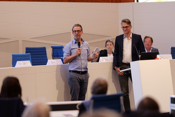 Chefarzt der Herzchirurgie Prof. Thorsten Hanke und der Chefarzt Kardiologie am Standort Hamburg-Schnelsen Prof. Karsten Sydow auf dem Podium beim 2. Norderstedter Herz- und Gefäßtag mit dem Albertinen Herz- und Gefäßzentrum Hamburg im Norderstedter Rathaus Chefarzt der Herzchirurgie Prof. Thorsten Hanke und der Chefarzt Kardiologie am Standort Hamburg-Schnelsen Prof. Karsten Sydow auf dem Podium beim 2. Norderstedter Herz- und Gefäßtag mit dem Albertinen Herz- und Gefäßzentrum Hamburg im Norderstedter Rathaus