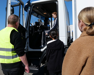 Schülerin sitzt in der Fahrerkabine eines LKW beim Girls’ Day bei der Albertinen Services Hamburg in Rellingen