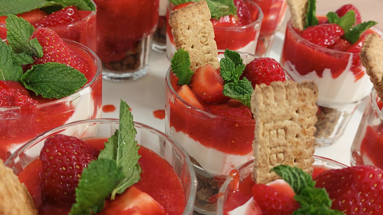 Gläser mit Erdbeerdessert Gläser mit Erdbeerdessert
