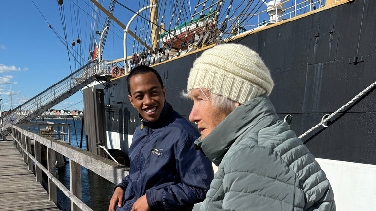 Betreuer mit Bewohner bei Ostsee-Urlaub der Residenz am Wiesenkamp Betreuer mit Bewohner bei Ostsee-Urlaub der Residenz am Wiesenkamp