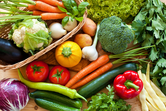 Verschiedene frische Gemüsesorten, Immanuel Albertinen kocht, Rezepte aus der mediterranen Vollwertkost Verschiedene frische Gemüsesorten, Immanuel Albertinen kocht, Rezepte aus der mediterranen Vollwertkost