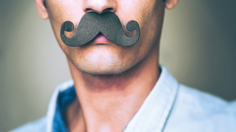 Mann mit großem schwarzen Papier-Schnurrbart als Symbol für die Movember-Aktion zur Männergesundheit des Albertinen Krankenhauses Hamburg und des HSVH. Mann mit großem schwarzen Papier-Schnurrbart als Symbol für die Movember-Aktion zur Männergesundheit des Albertinen Krankenhauses Hamburg und des HSVH.