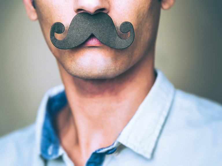 Mann mit großem schwarzen Papier-Schnurrbart als Symbol für die Movember-Aktion zur Männergesundheit des Albertinen Krankenhauses Hamburg und des HSVH. Mann mit großem schwarzen Papier-Schnurrbart als Symbol für die Movember-Aktion zur Männergesundheit des Albertinen Krankenhauses Hamburg und des HSVH.