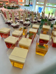 Blick auf ein Buffet mit bunten Dessertgläsern und Fingerfood beim Fest zum 25-jährigen Jubiläum des Immanuel Suchthilfeverbunds Guben mit besonderen Wohnformen für abhängigkeitskranke Menschen in Thüringen