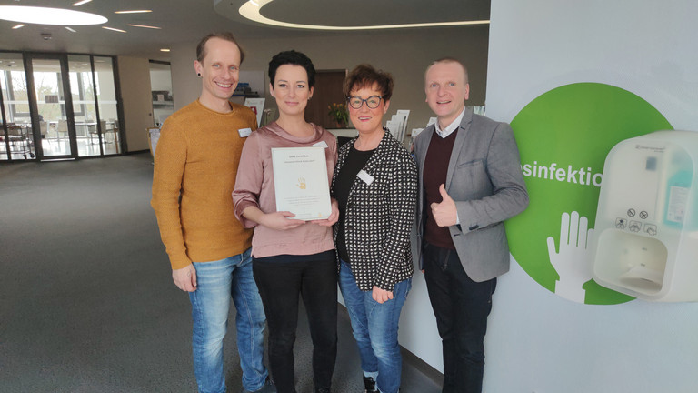Immanuel Klinik Rüdersdorf - Nachrichten - Erneut vergoldet - Leitende Hygienefachkraft Marion Baldy, Hygienefachkräfte Nicole Christeleit und Reinhard Windisch sowie Pflegedirektor und komm. Geschäftsführer Daniel Thamm - Aktion Saubere Hände Immanuel Klinik Rüdersdorf - Nachrichten - Erneut vergoldet - Leitende Hygienefachkraft Marion Baldy, Hygienefachkräfte Nicole Christeleit und Reinhard Windisch sowie Pflegedirektor und komm. Geschäftsführer Daniel Thamm - Aktion Saubere Hände