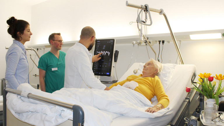 MHB-Studentin Charlotte Du Chesne, Arzt in Weiterbildung Jonathan Nübel und MHB-Student Simon Seitz (von links) testen mit Patientin Ingrid Duve die neue Methode für die Studie MHB-Studentin Charlotte Du Chesne, Arzt in Weiterbildung Jonathan Nübel und MHB-Student Simon Seitz (von links) testen mit Patientin Ingrid Duve die neue Methode für die Studie