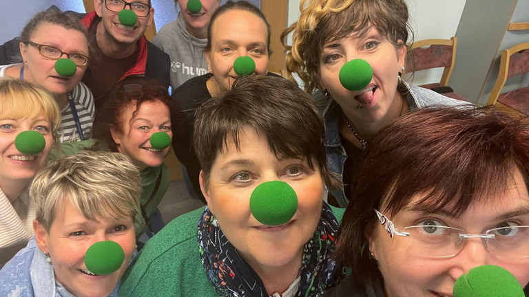Die Anfänger-Clowns erhielten grüne Nasen Die Anfänger-Clowns erhielten grüne Nasen