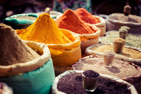 Curry, Cumin und Paprika-Gewürzpulver in Säcken und Gläsern, Immanuel Albertinen kocht - Ayurveda-Rezepte Curry, Cumin und Paprika-Gewürzpulver in Säcken und Gläsern, Immanuel Albertinen kocht - Ayurveda-Rezepte