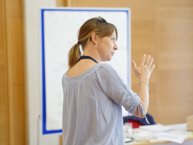  Eine Seminarleiterin in einem Kurs der Albertinen Akademie in Hamburg-Schnelsen
