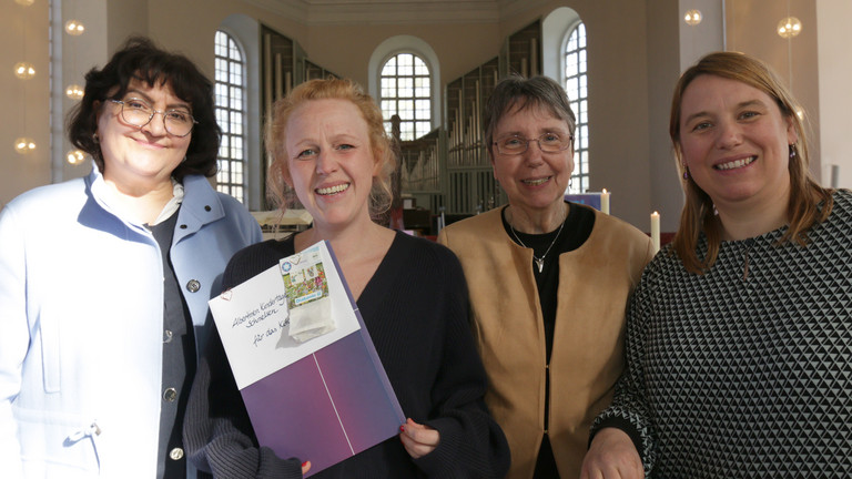 Tatjana Sparwirth, Julia Eibich, Angela Vollmer, Nina Ellermann bei der Verleihung Evangelisches Gütesiegel BETA in der Altonaer Trinitatis Kirche für die Albertinen Kindertagesstätte Schnelsen