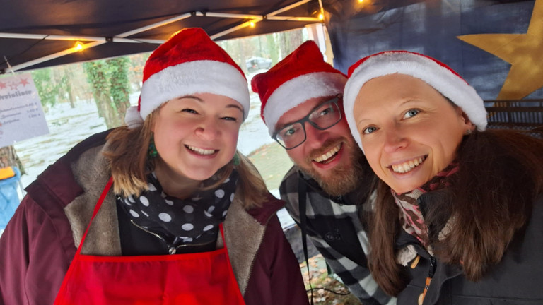 Steffi, Toni und Ina (v. l.) - Immanuel Haus Ecktannen - Weihnachtsmarkt Steffi, Toni und Ina (v. l.) - Immanuel Haus Ecktannen - Weihnachtsmarkt