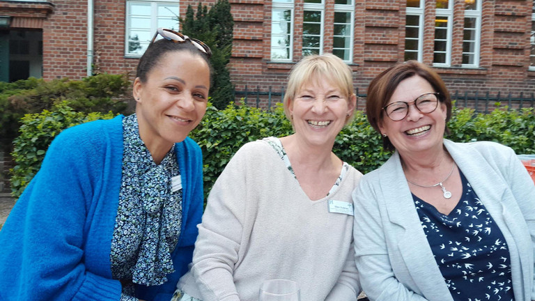 Diakonie Hospiz Wannsee - Nachrichten - Grillfest mit Ehrenamtlichen - drei Mitarbeiterinnen beim Grillfest Diakonie Hospiz Wannsee - Nachrichten - Grillfest mit Ehrenamtlichen - drei Mitarbeiterinnen beim Grillfest