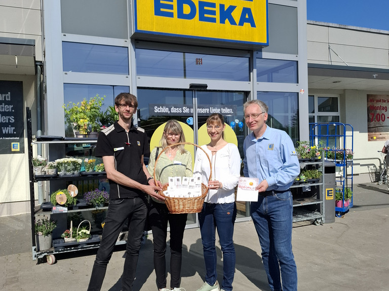 Daniel Thieme, Melannie Möller, Stefanie Micklitza und Mathias Papendieck vor dem Supermarkt