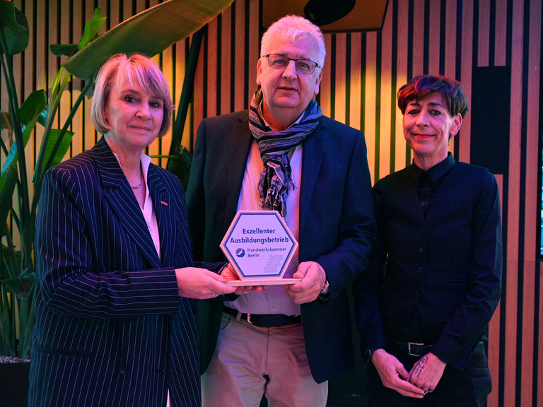 Werkstück Berlin - Nachricht - Werkstück als exzellenter Ausbildungsbetrieb ausgezeichnet - Carola Zarth, Präsidentin der Handwerkskammer Berlin, Kay-Uwe Sorgalla, Geschäftsführer -Sandra Elting, Ausbildungsbegleiterin