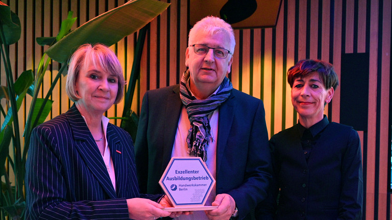 Werkstück Berlin - Nachricht - Werkstück als exzellenter Ausbildungsbetrieb ausgezeichnet - Carola Zarth, Präsidentin der Handwerkskammer Berlin, Kay-Uwe Sorgalla, Geschäftsführer -Sandra Elting, Ausbildungsbegleiterin Werkstück Berlin - Nachricht - Werkstück als exzellenter Ausbildungsbetrieb ausgezeichnet - Carola Zarth, Präsidentin der Handwerkskammer Berlin, Kay-Uwe Sorgalla, Geschäftsführer -Sandra Elting, Ausbildungsbegleiterin