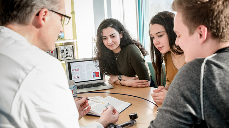 Professor im Austausch mit Studierenden - MHB - Immanuel Klinik Rüdersdorf - Immanuel Klinikum Bernau bei Berlin Professor im Austausch mit Studierenden - MHB - Immanuel Klinik Rüdersdorf - Immanuel Klinikum Bernau bei Berlin