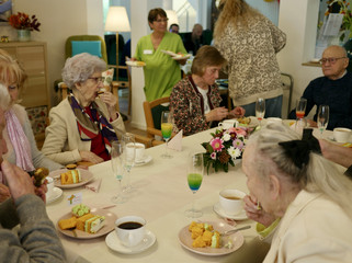 Mehrere Seniorinnen und Senioren sitzen mit Kaffee und Kuchen an einem gedeckten Tisch bei der Wiedereröffnung der Tagespflegestätte für ältere Menschen im Immanuel Seniorenzentrum Kläre Weist in Petershagen Mehrere Seniorinnen und Senioren sitzen mit Kaffee und Kuchen an einem gedeckten Tisch bei der Wiedereröffnung der Tagespflegestätte für ältere Menschen im Immanuel Seniorenzentrum Kläre Weist in Petershagen