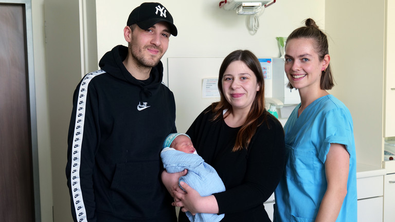 Schaltjahr-Baby Elijah mit seinen Eltern und Hebamme Lea-Kristin, Geburtshilfe in Hamburg und Umgebung, Albertinen Geburtszentrum, Hamburg-Schnelsen Schaltjahr-Baby Elijah mit seinen Eltern und Hebamme Lea-Kristin im Albertinen Geburtszentrum in Hamburg-Schnelsen