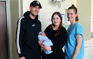 Pressefoto: 2024-03-01 Schaltjahrbaby im Albertinen Geburtszentrum