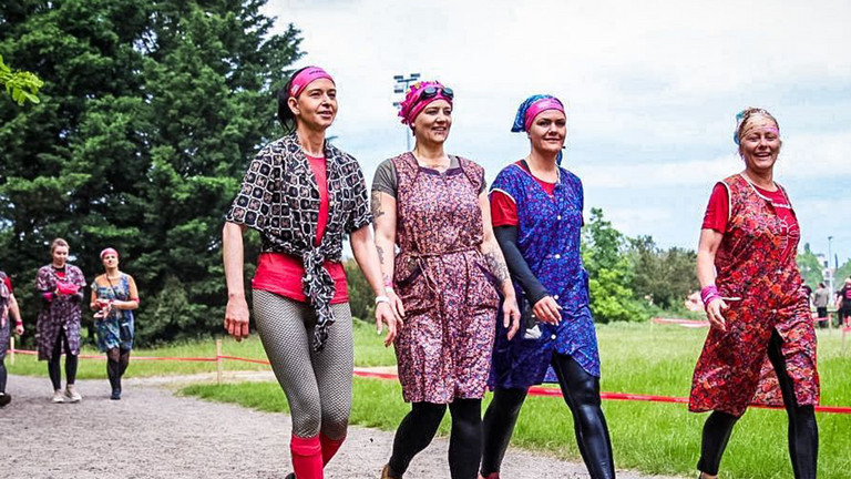 Immanuel Seniorenzentrum Elstal - Nachrichten - Muddy Angel Run: Gemeinsam gegen Brustkrebs! - Mit Kopftuch und Kittel stellen die Teilnehmerinnen sich der schlammigen Herausforderung Immanuel Seniorenzentrum Elstal - Nachrichten - Muddy Angel Run: Gemeinsam gegen Brustkrebs! - Mit Kopftuch und Kittel stellen die Teilnehmerinnen sich der schlammigen Herausforderung