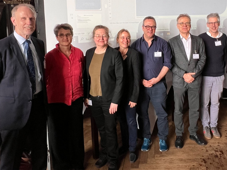 Teilnehmer des Rheumatologie-Symposiums stehen nebeneinander, Veranstaltung, 20. Wannseer Rheumatologie-Symposium, Immanuel Krankenhaus Berlin, Berlin-Wannsee
