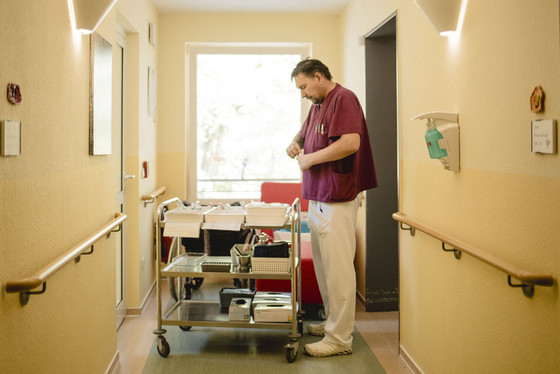 Pfleger aus dem Seniorenzentrum Kläre Weist bei der Arbeit auf der Station Pfleger aus dem Seniorenzentrum Kläre Weist bei der Arbeit auf der Station
