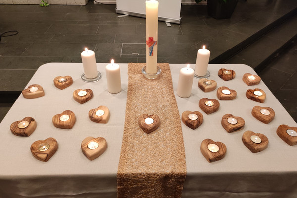 Brennende Kerzen in Gedenken an die Verstorbenen, Gottesdienst in Gedenken an die Verstorbenen, Ambulanter Hospizdienst, stationäres Hospiz, Diakonie Hospiz Wannsee, Berlin Brennende Kerzen in Gedenken an die Verstorbenen, Gottesdienst in Gedenken an die Verstorbenen, Ambulanter Hospizdienst, stationäres Hospiz, Diakonie Hospiz Wannsee, Berlin
