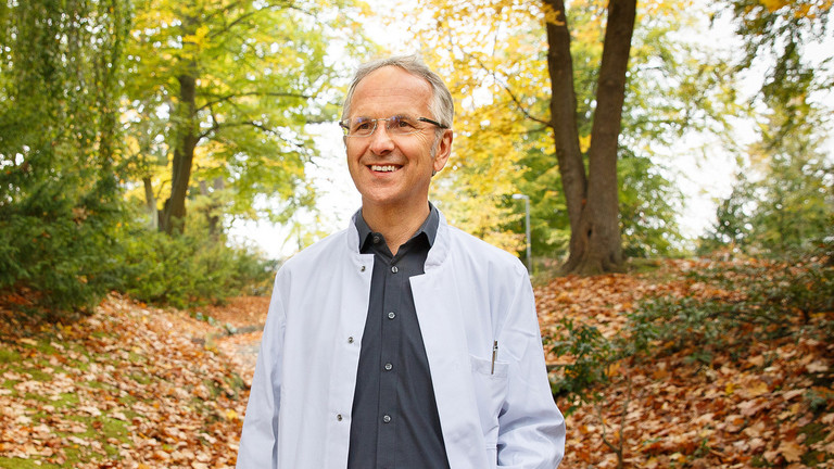 Chefarzt Prof. Andreas Michalsen im herbstlichen Park