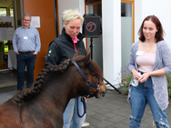 Pressefoto: 2024-07-10 Tierischer Besuch im Diakonie Hospiz Volksdorf