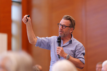 Chefarzt Prof. Dr. med. Thorsten Hanke bei seinem Vortrag mit einem Mikrofon in der Hand beim 2. Norderstedter Herz- und Gefäßtag mit dem Albertinen Herz- und Gefäßzentrum Hamburg im Norderstedter Rathaus Chefarzt Prof. Dr. med. Thorsten Hanke bei seinem Vortrag mit einem Mikrofon in der Hand beim 2. Norderstedter Herz- und Gefäßtag mit dem Albertinen Herz- und Gefäßzentrum Hamburg im Norderstedter Rathaus