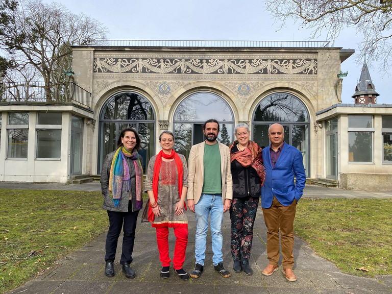 Gruppenfoto Dr. Annette Müller-Leisgang, Panagiota Balanou, PD Dr. Christian Keßler, Dr. Hedwig Gupta, Dr. Ananda Chopra bei der Fachkonferenz der Deutschen Ärztegesellschaft für Ayurveda-Medizin im Immanuel Krankenhaus Berlin
