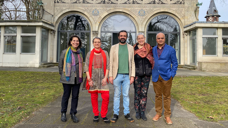 Gruppenfoto Dr. Annette Müller-Leisgang, Panagiota Balanou, PD Dr. Christian Keßler, Dr. Hedwig Gupta, Dr. Ananda Chopra, Fachkonferenz der Deutschen Ärztegesellschaft für Ayurveda-Medizin, Naturheilkunde, Immanuel Krankenhaus Berlin Gruppenfoto Dr. Annette Müller-Leisgang, Panagiota Balanou, PD Dr. Christian Keßler, Dr. Hedwig Gupta, Dr. Ananda Chopra bei der Fachkonferenz der Deutschen Ärztegesellschaft für Ayurveda-Medizin im Immanuel Krankenhaus Berlin