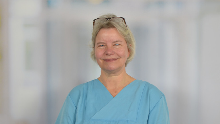 Portraitfoto Nina Böhm, Leitende Oberärztin Kreißsaal, Klinik für Gynäkologie und Geburtshilfe, Amalie Sieveking Krankenhaus, Hamburg-Volksdorf Portraitfoto Nina Böhm, Leitende Oberärztin Kreißsaal, Klinik für Gynäkologie und Geburtshilfe, Amalie Sieveking Krankenhaus