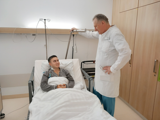 Immanuel Herzzentrum Brandenburg - Nachrichten - Gemeinsam für ein Leben - Prof. Dr. med. Johannes Albes am Bett von Matej Uzunović Immanuel Herzzentrum Brandenburg - Nachrichten - Gemeinsam für ein Leben - Prof. Dr. med. Johannes Albes am Bett von Matej Uzunović